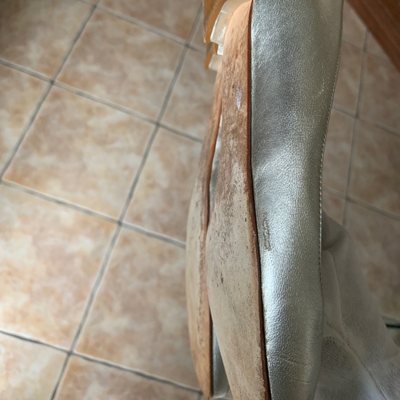 Manolo Blahnik Metallic Platinum Leather Flats - Picture 13 of 16